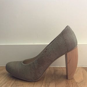 Sydney Brown Cork and Natural Curved Wood Pump